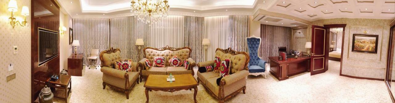 Karon Palace Hotel Qal'ai Khumb Esterno foto